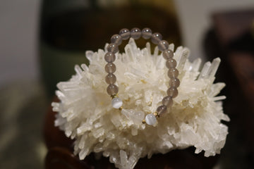 🌙 Natural Crystal Gray Moonstone Bracelet – Mystical Intuition & Feminine Wisdom