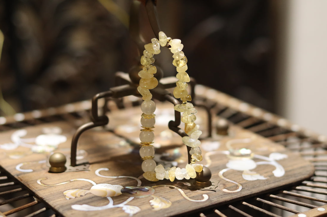 🌊 Natural Crystal Ocean’s Whisper: Natural Seashell Beaded Bracelet – Freeform Beauty 🌊